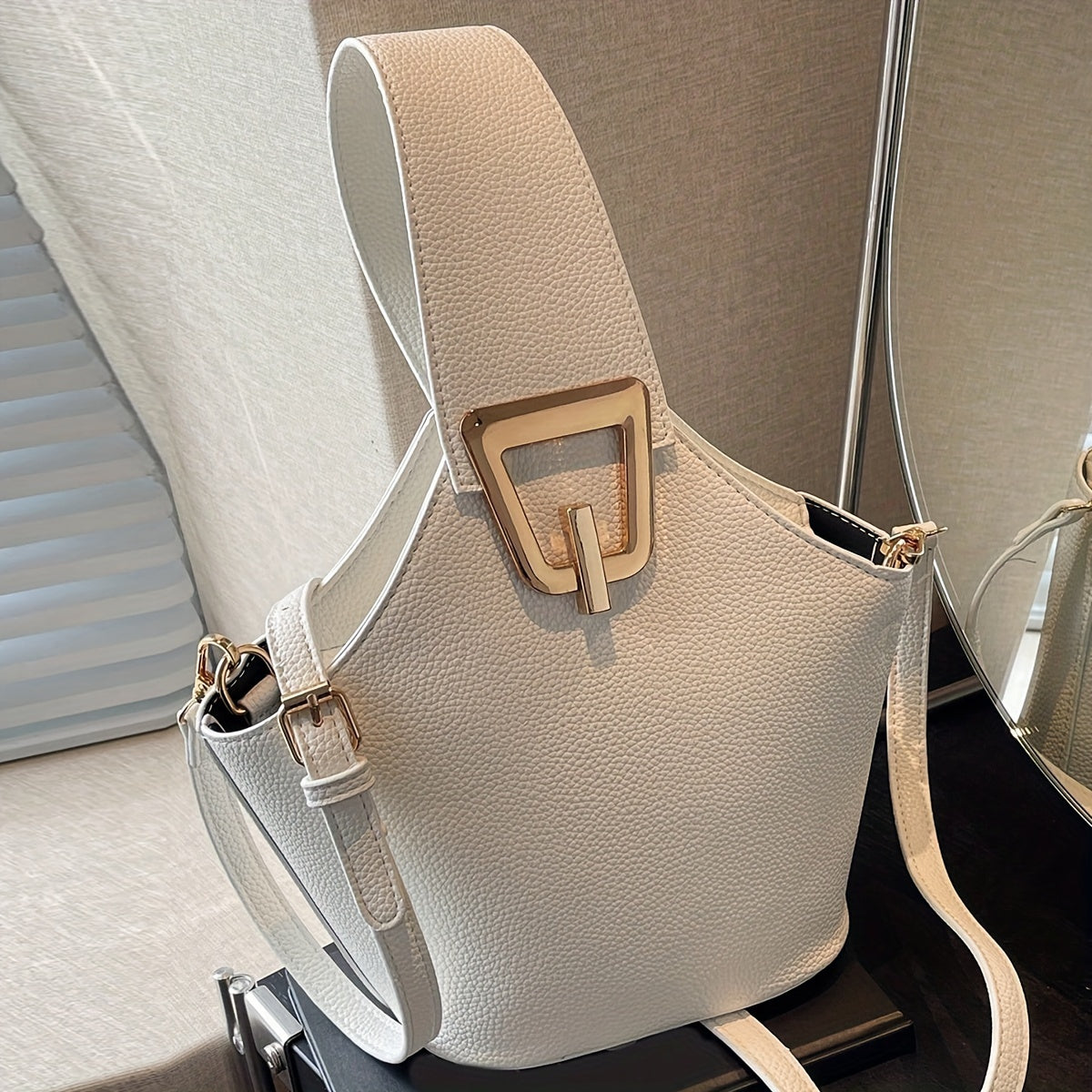 Elegant Women's Fashion Shoulder Bag with Adjustable Strap, Zipper Closure, And Exquisite Lock