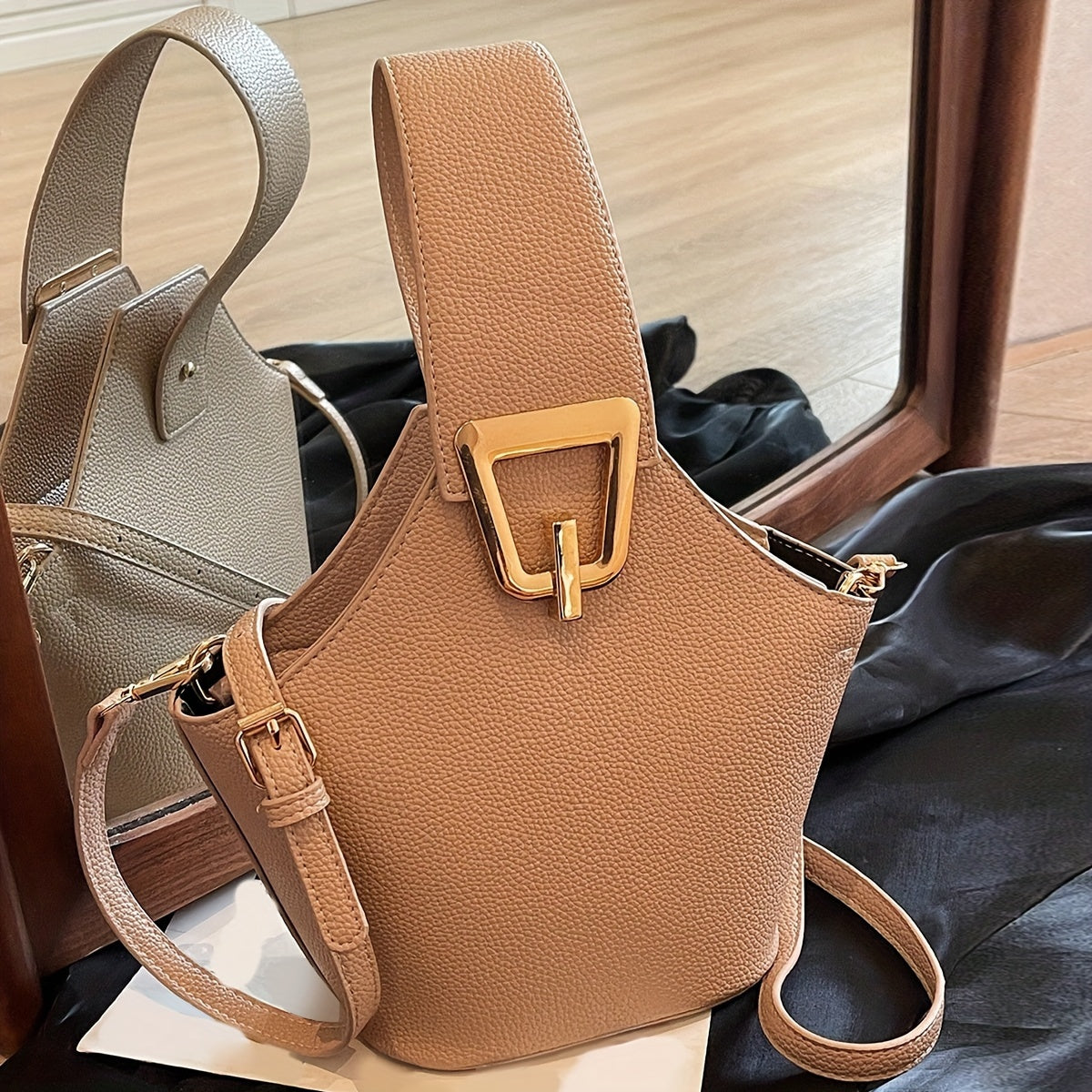 Elegant Women's Fashion Shoulder Bag with Adjustable Strap, Zipper Closure, And Exquisite Lock