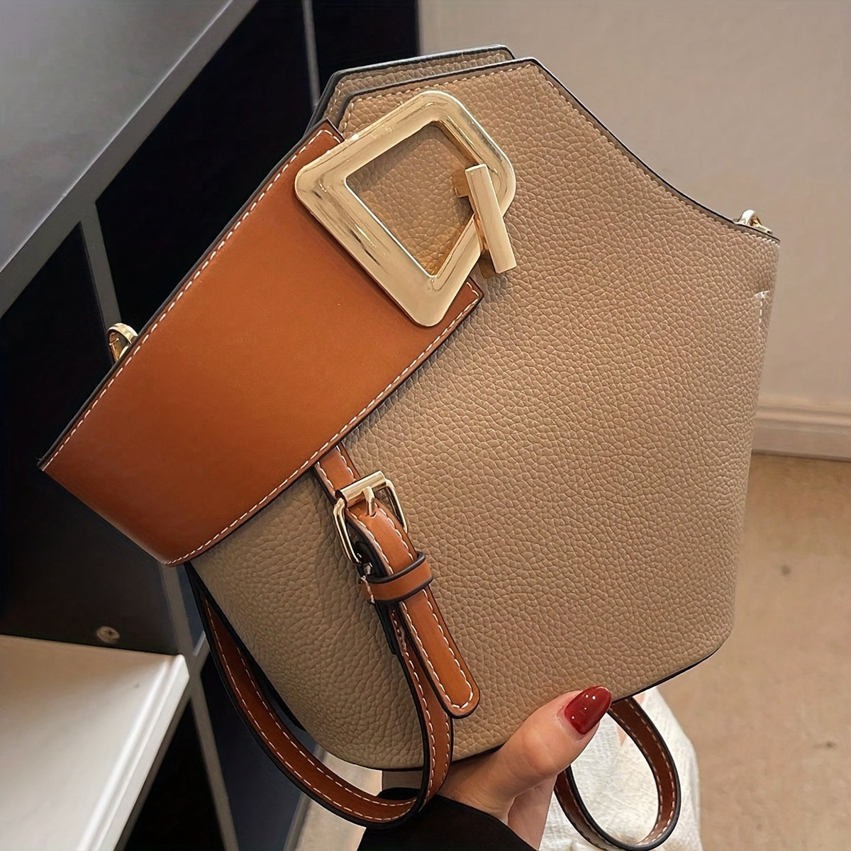 Elegant Women's Fashion Shoulder Bag with Adjustable Strap, Zipper Closure, And Exquisite Lock
