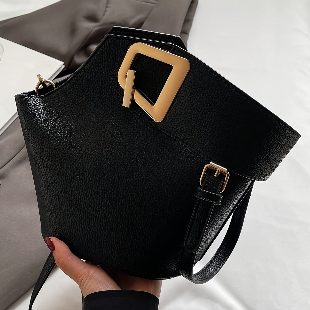Elegant Women's Fashion Shoulder Bag with Adjustable Strap, Zipper Closure, And Exquisite Lock