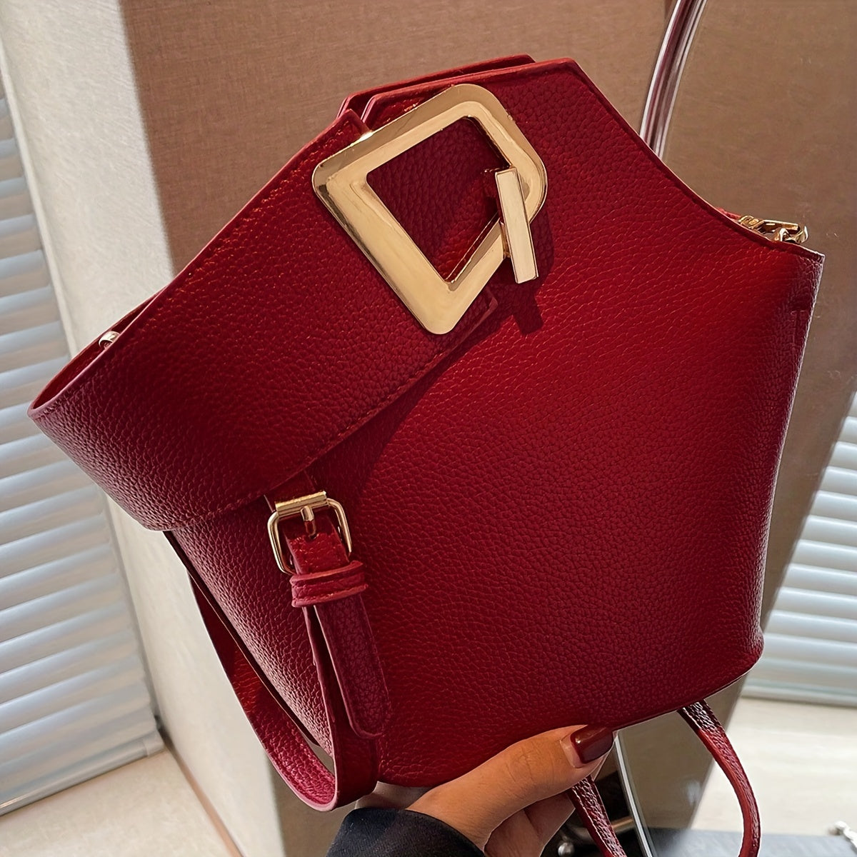Elegant Women's Fashion Shoulder Bag with Adjustable Strap, Zipper Closure, And Exquisite Lock