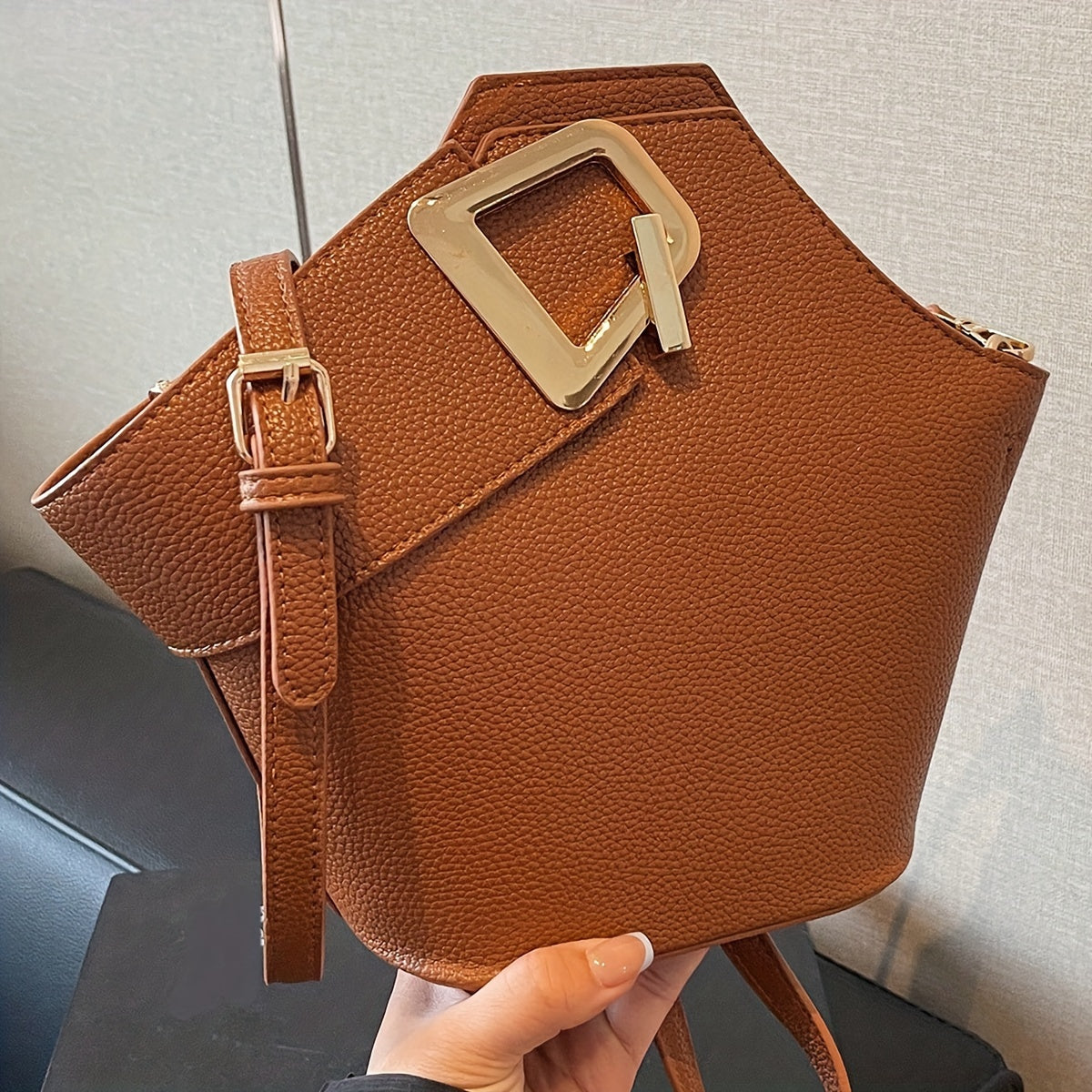 Elegant Women's Fashion Shoulder Bag with Adjustable Strap, Zipper Closure, And Exquisite Lock