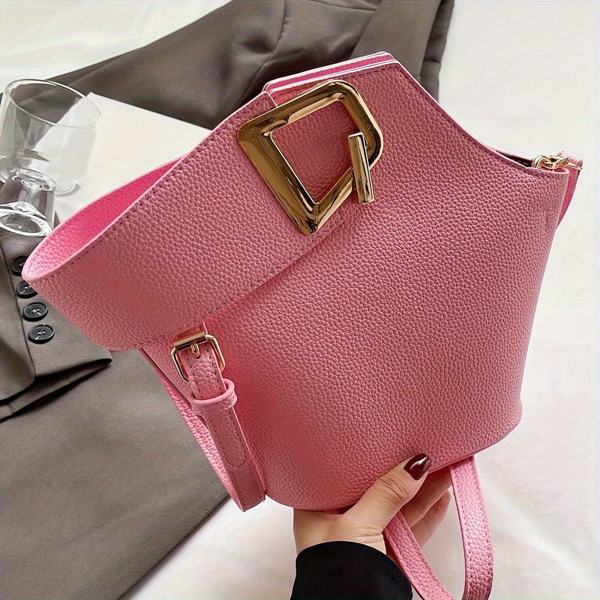 Elegant Women's Fashion Shoulder Bag with Adjustable Strap, Zipper Closure, And Exquisite Lock