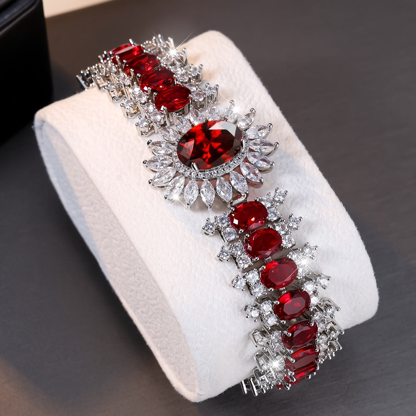 A Fine And Luxurious Red Zirconia Bracelet, A Fashionable And Versatile Ladies' Bracelet